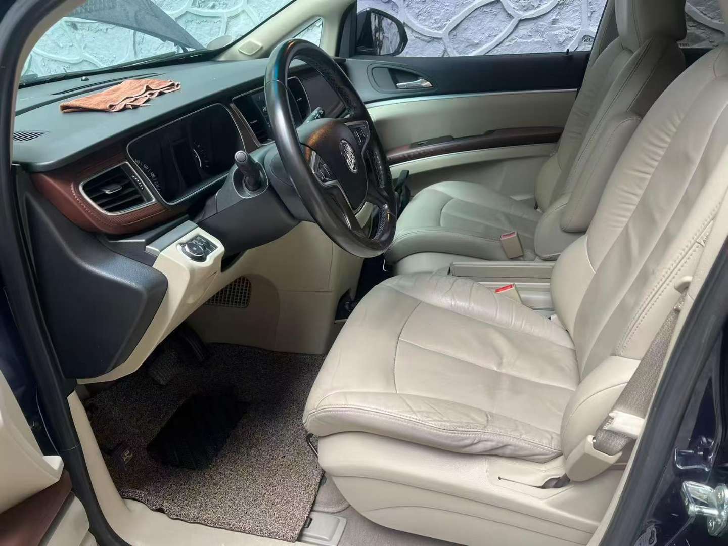 Buick GL8 2.5L Luxury Edition 4