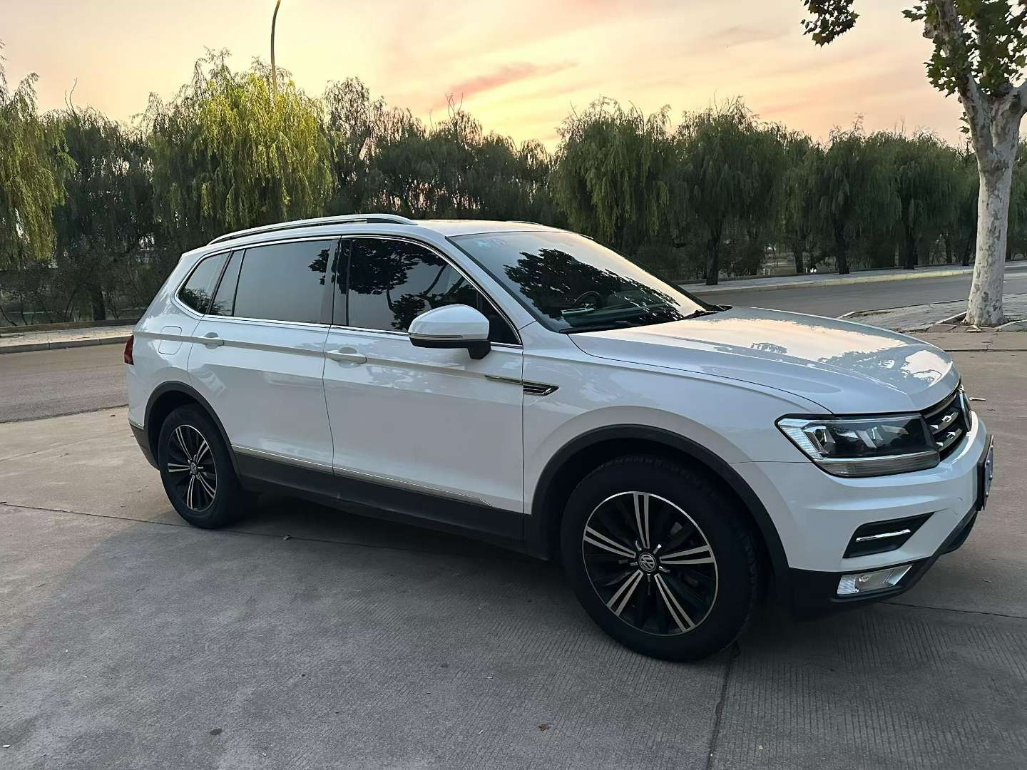 Volkswagen Tiguan L 330 Luxury 2