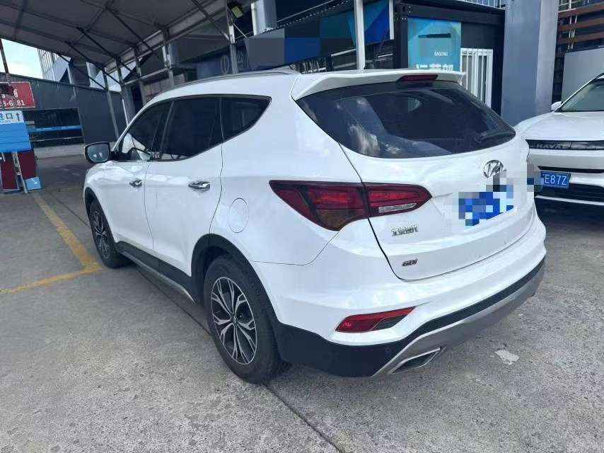 Hyundai Santa Fe 2.4L 2WD Smart 5-Seat 4