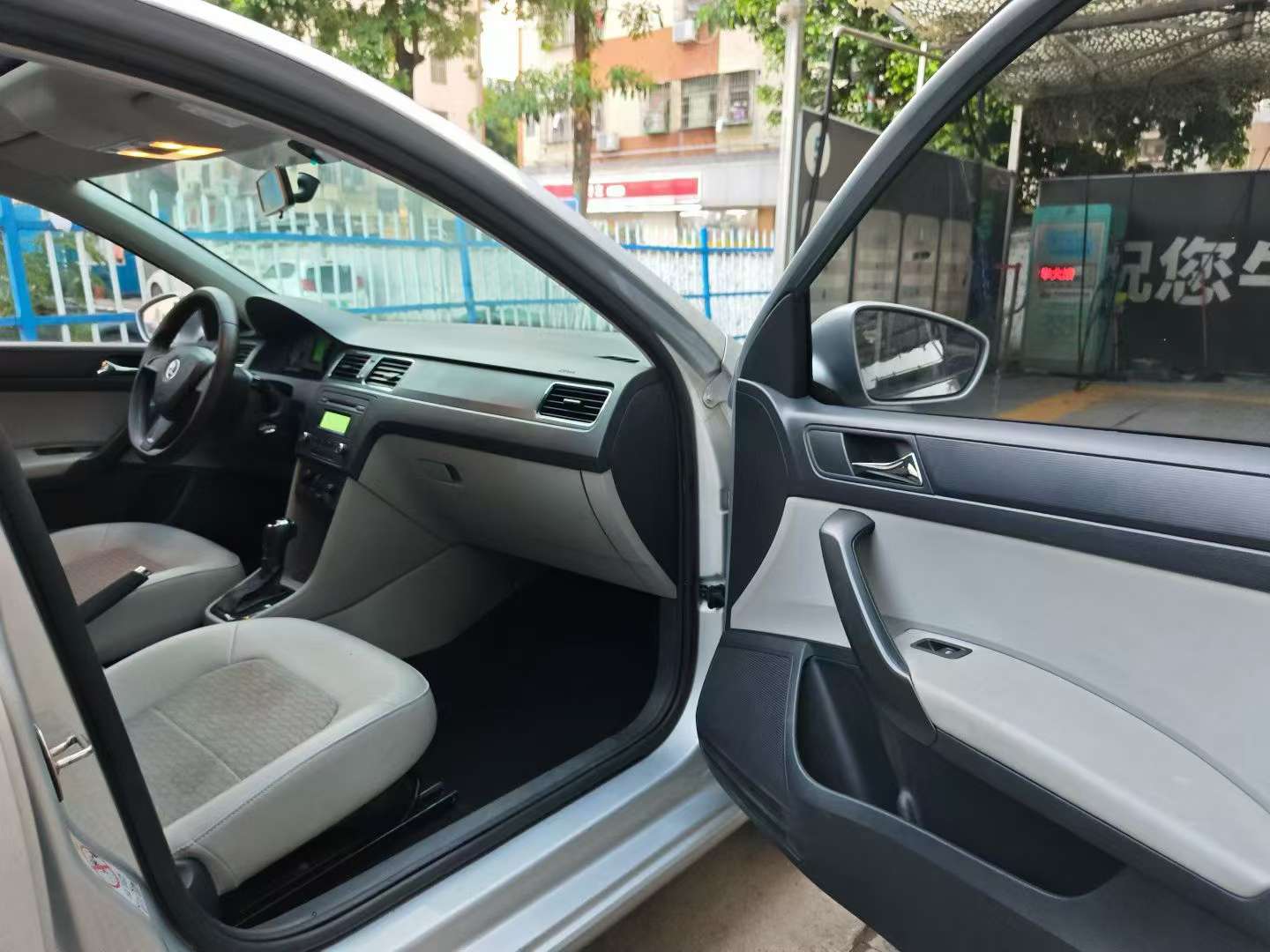 Skoda Rapid 1.6L Automatic Chuangxing Edition 6