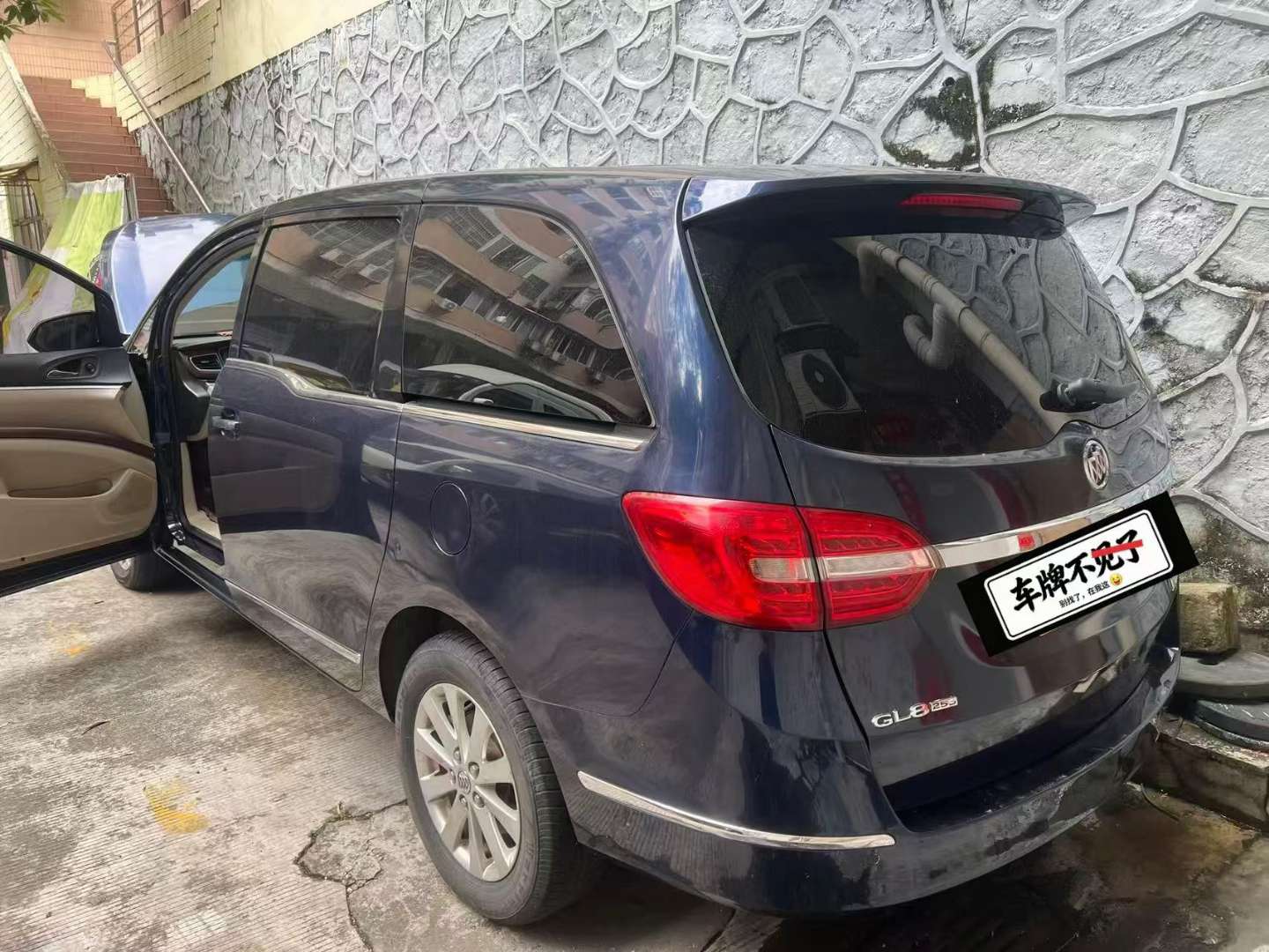 Buick GL8 2.5L Luxury Edition 2
