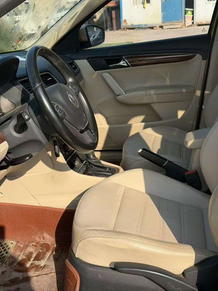 Volkswagen Lavida 4