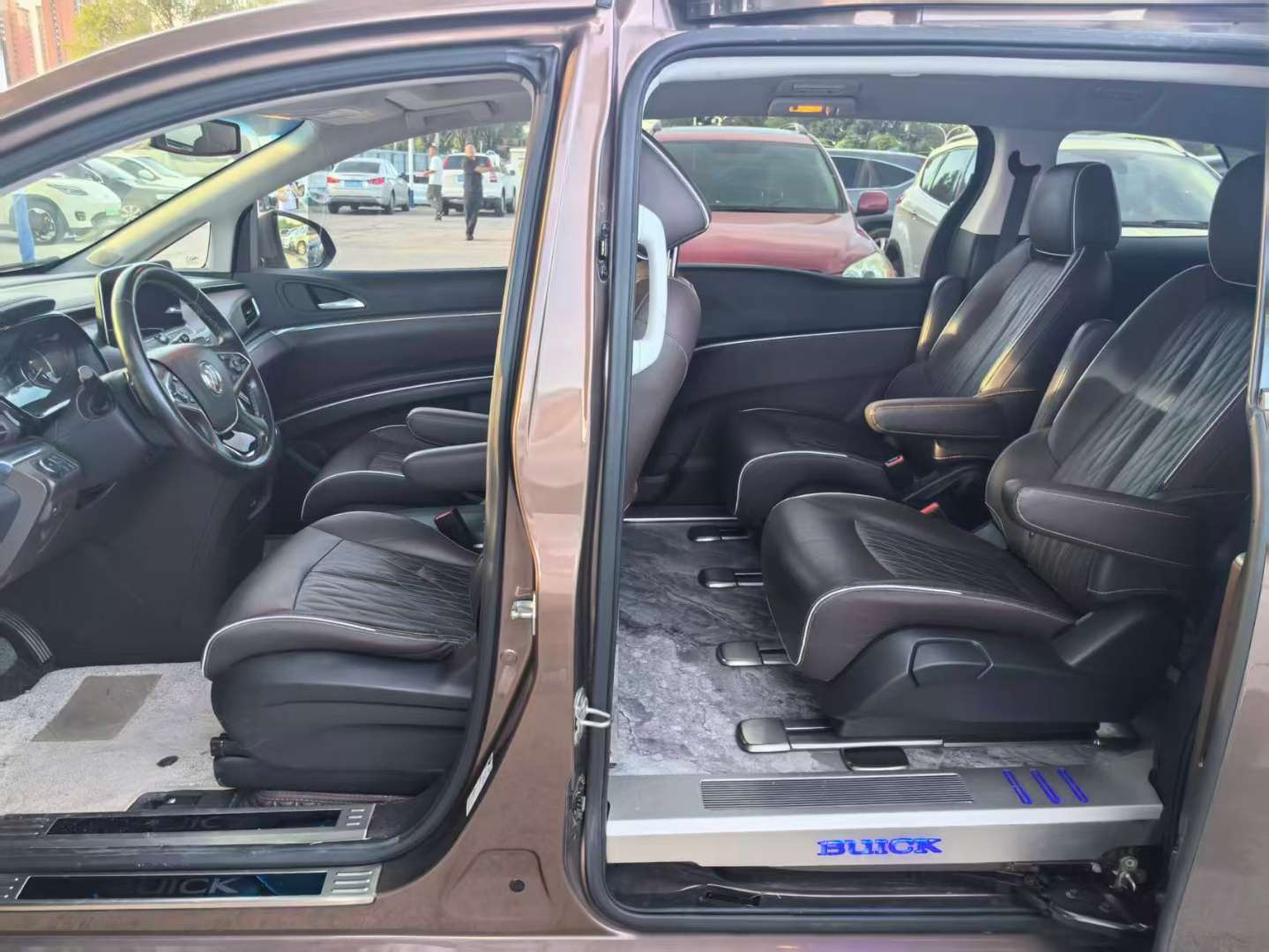 Buick GL8 652T Smart Luxury 2.0T Automatic 4