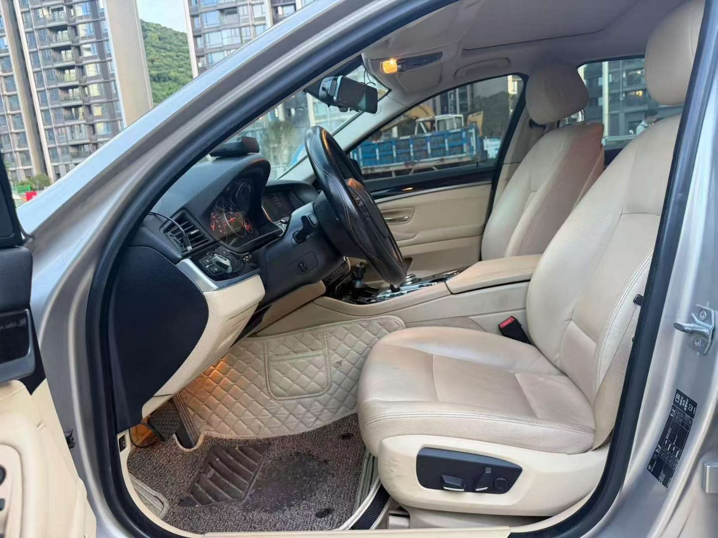 BMW 5 Series 2014 530Li Leading Edition 8