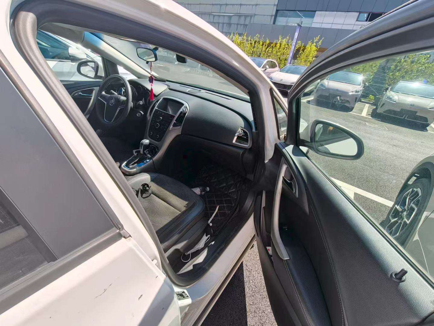 Buick Excelle 2014 White 4