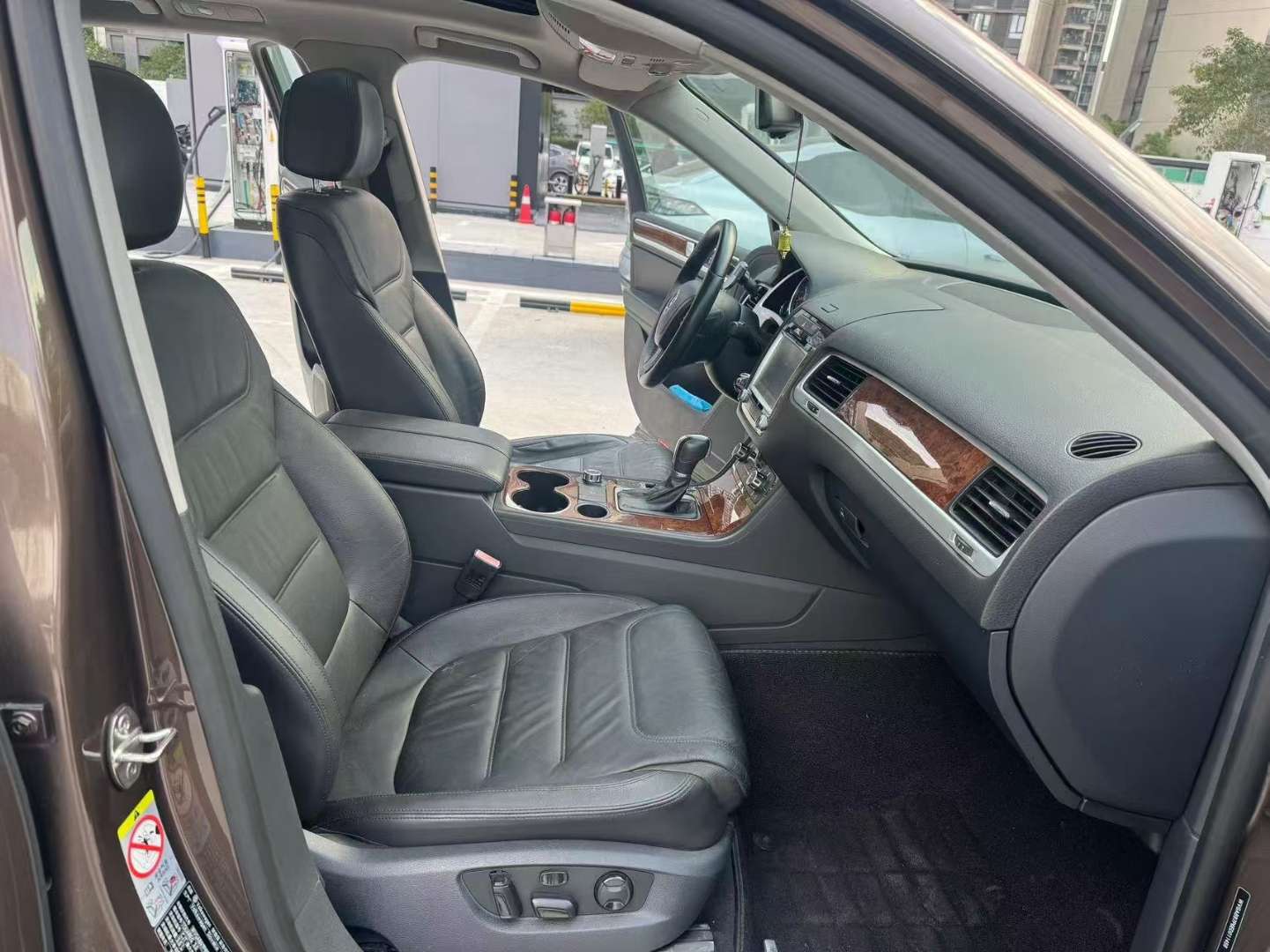 Volkswagen Touareg 3.0T Automatic Sunroof Standard Trim 8