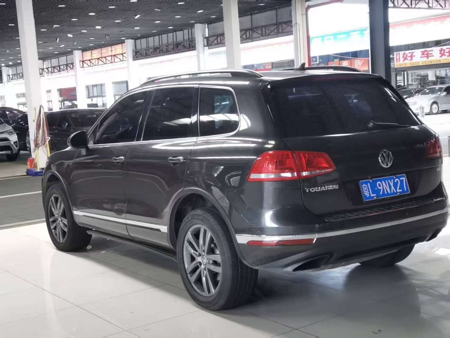 Volkswagen Touareg 3.0T High Trim with Chassis Lift 4