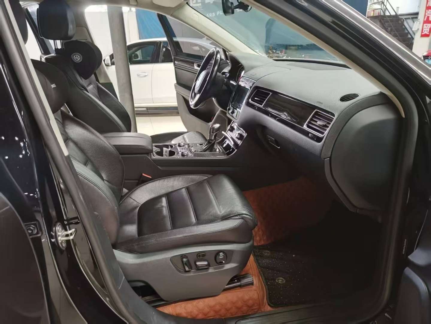 Volkswagen Touareg 3.0T High Trim with Chassis Lift 5