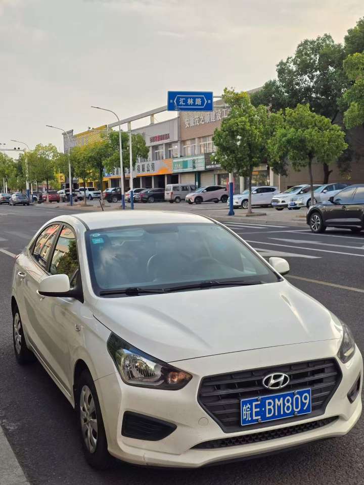 Hyundai Verna Manual Standard Trim 3
