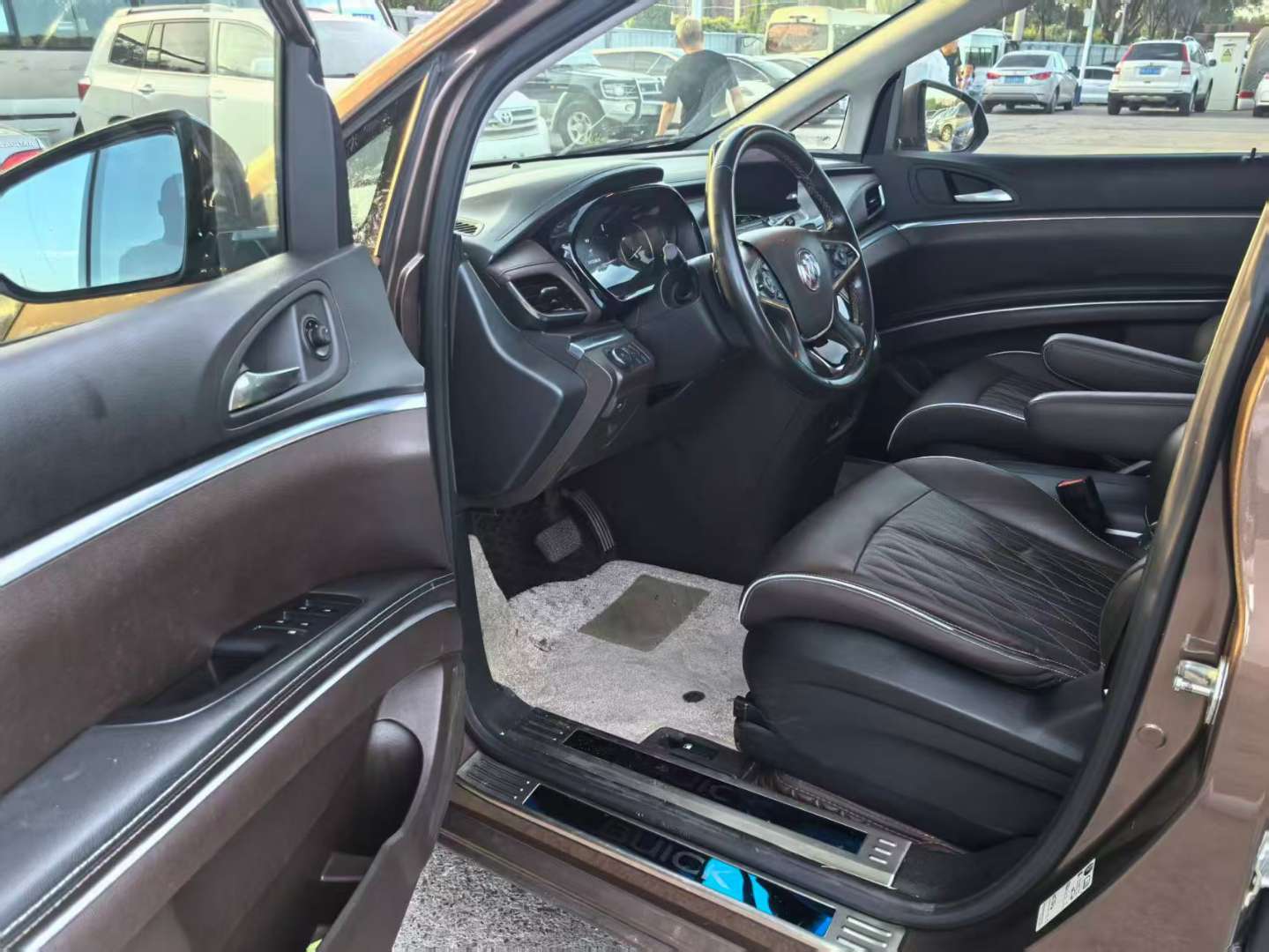 Buick GL8 652T Smart Luxury 2.0T Automatic 2