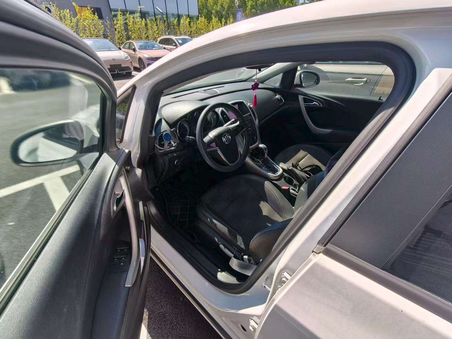 Buick Excelle 2014 White 3