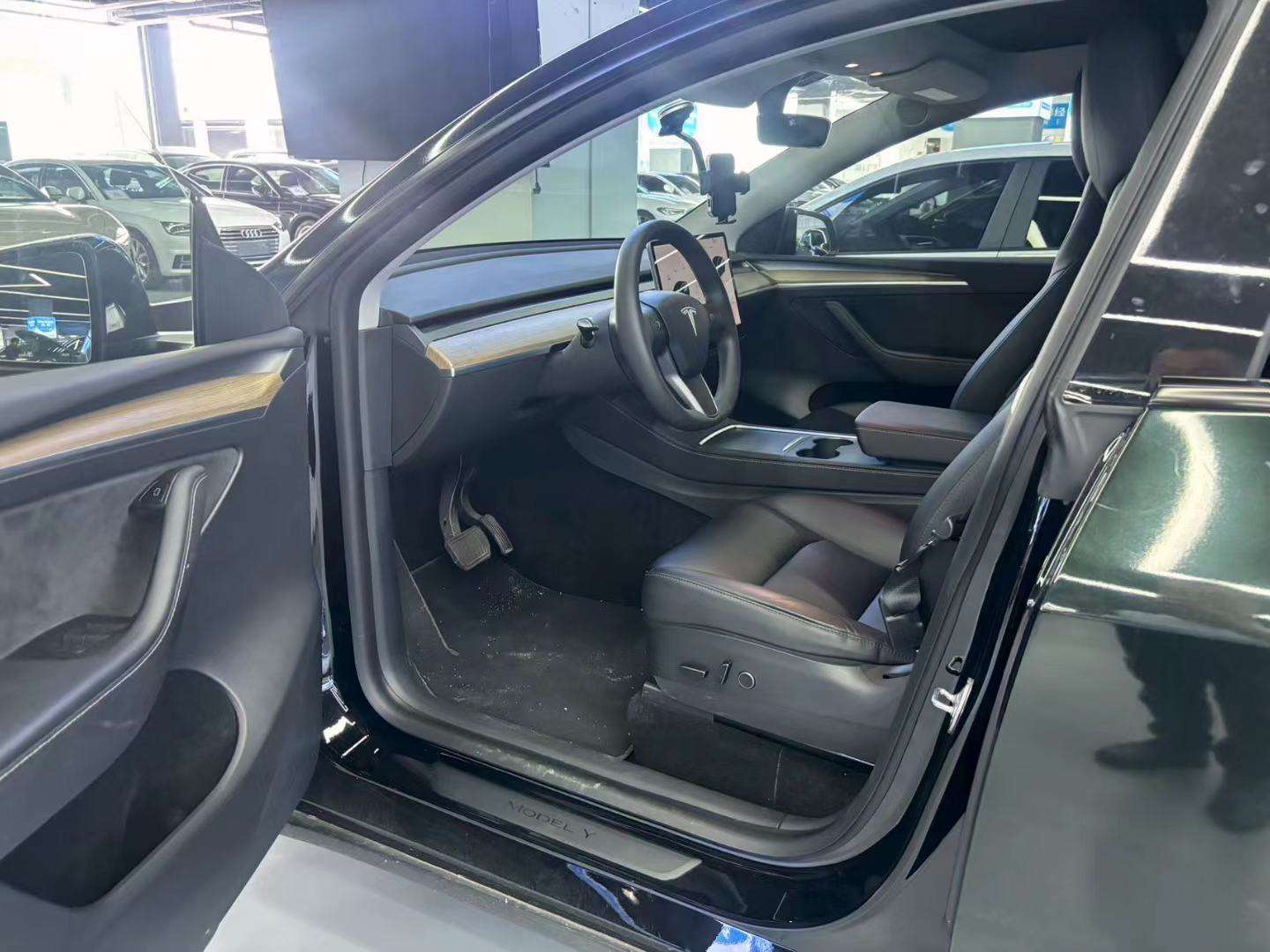 Tesla Y 3