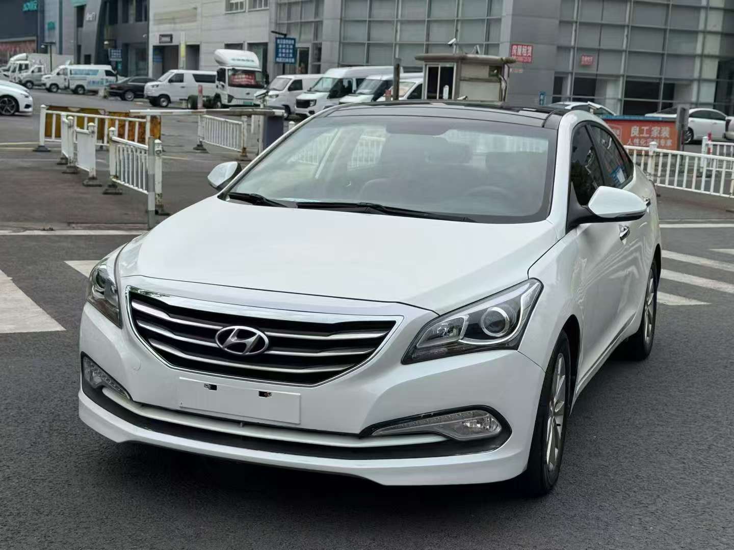 Hyundai Mistra 1.8L Automatic Sunroof Edition