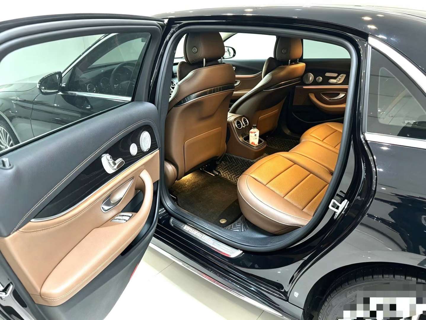Mercedes-Benz E-Class E300L Luxury 5