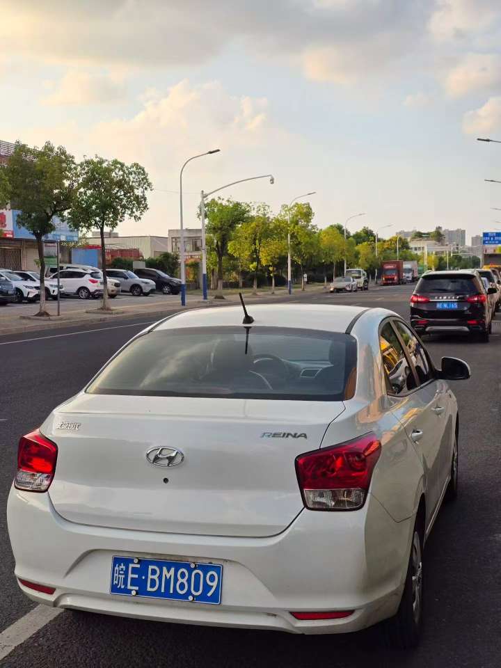 Hyundai Verna Manual Standard Trim 4