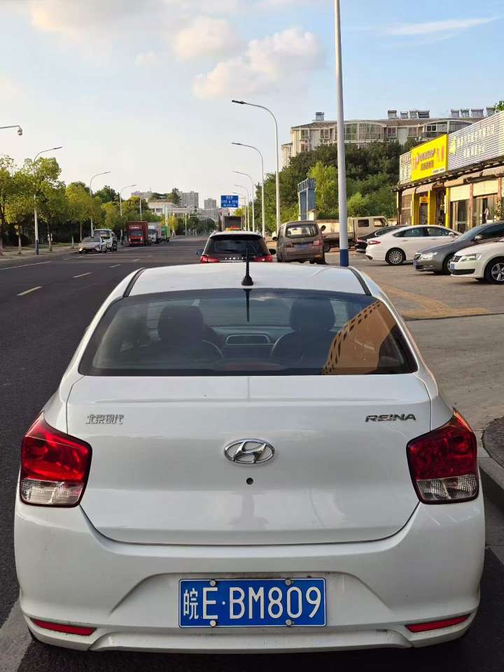 Hyundai Verna Manual Standard Trim 5