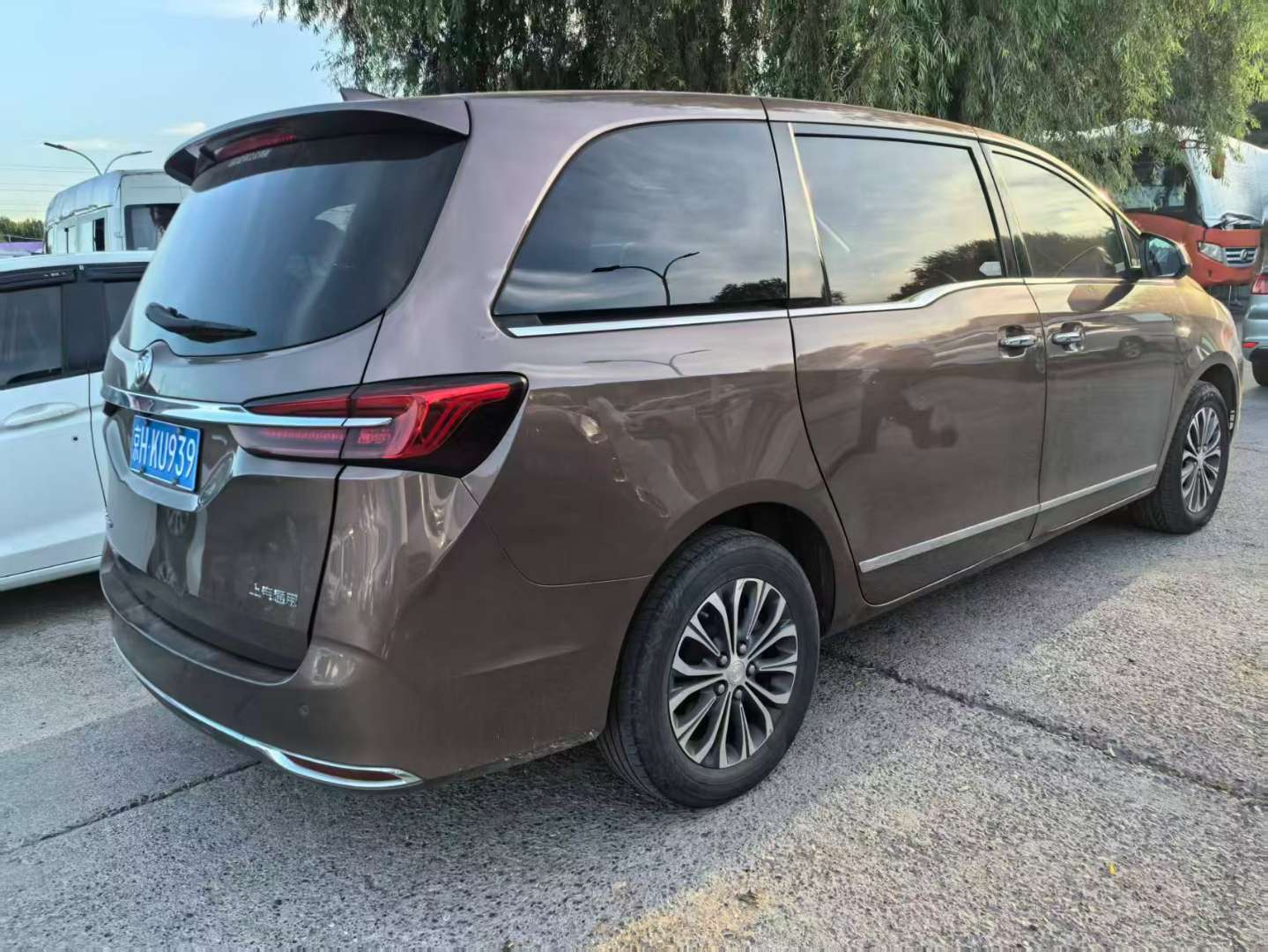 Buick GL8 652T Smart Luxury 2.0T Automatic 5