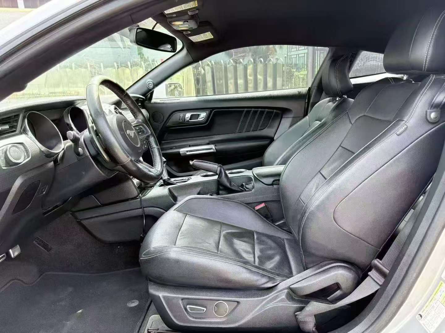 Ford Mustang 2.3T US Spec 7