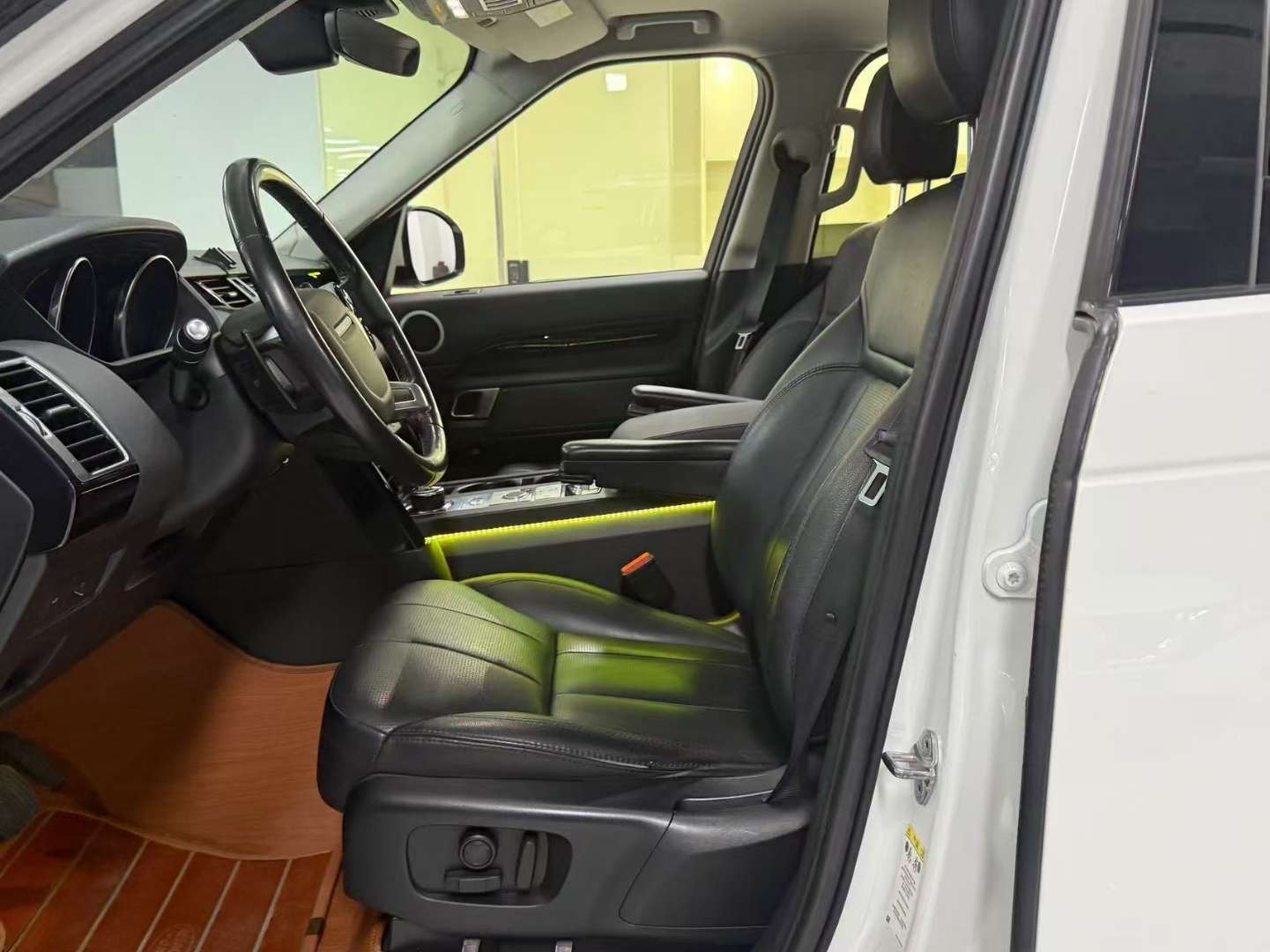 Land Rover Discovery 5 3.0T SC V6 SE 6