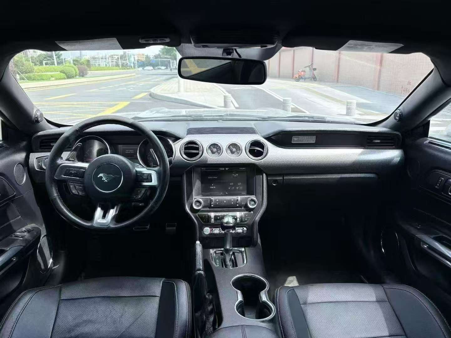 Ford Mustang 2.3T US Spec 6