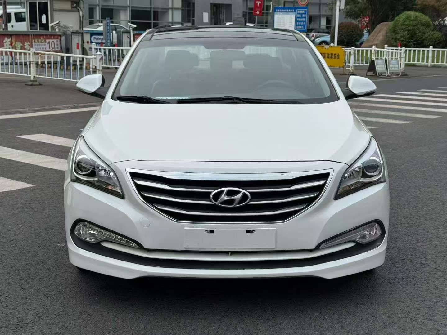Hyundai Mistra 1.8L Automatic Sunroof Edition 2