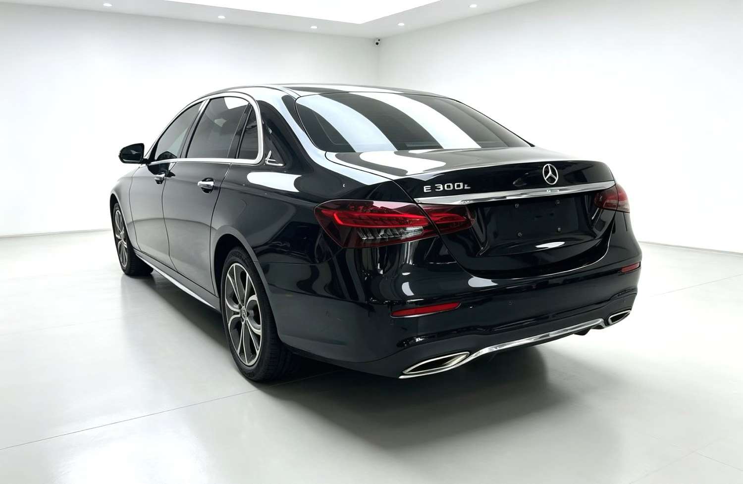 Mercedes-Benz E-Class E300L Luxury 2