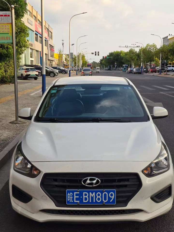 Hyundai Verna Manual Standard Trim 2