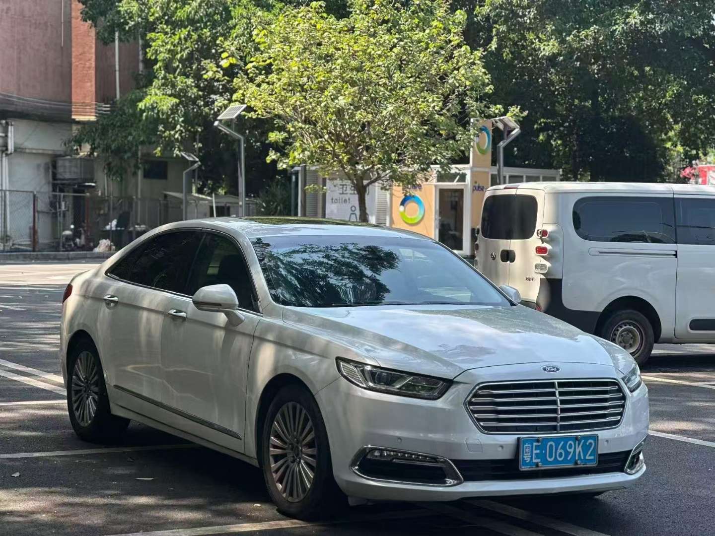 Ford Taurus 2.0T Luxury Edition 2