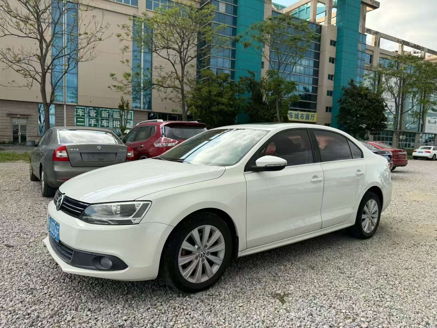 Volkswagen Sagitar 2014 Facelift 1.6L Automatic Sunroof