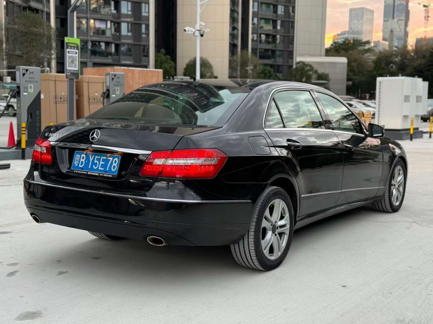 Mercedes-Benz E-Class 3.0L Automatic Panoramic Sunroof Fashion Edition High Spec 4