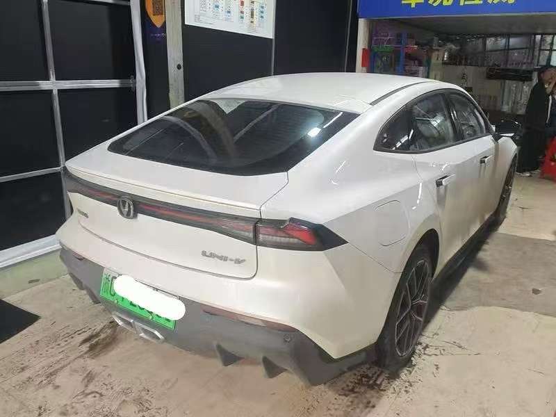 Changan UNI-V iDD 1.5 CVT 4