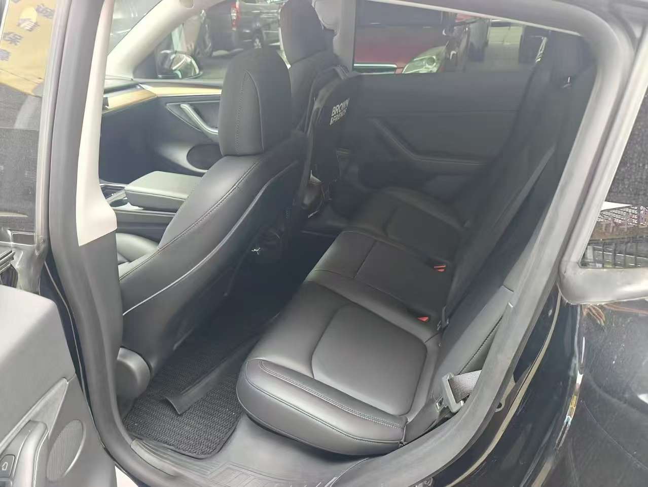 Tesla Model Y 2021 Standard Range 4