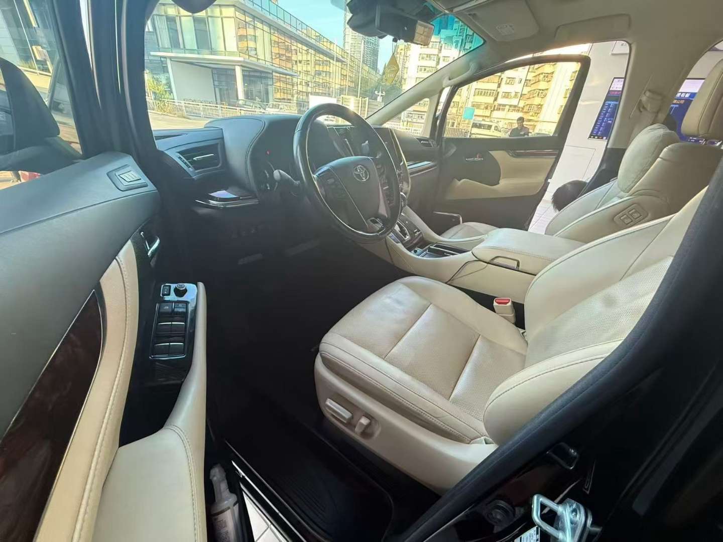Toyota Alphard 2.5L Automatic Sunroof Hybrid Luxury Edition 4