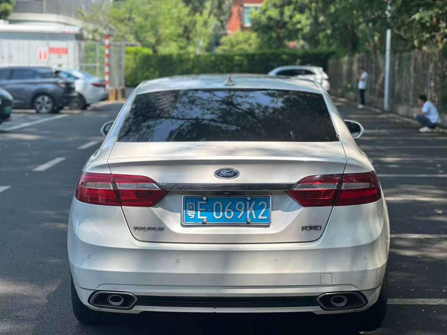 Ford Taurus 2.0T Luxury Edition 3