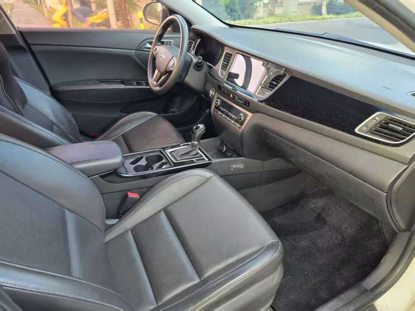 Hyundai Mistra 1.8L Automatic Sunroof 9