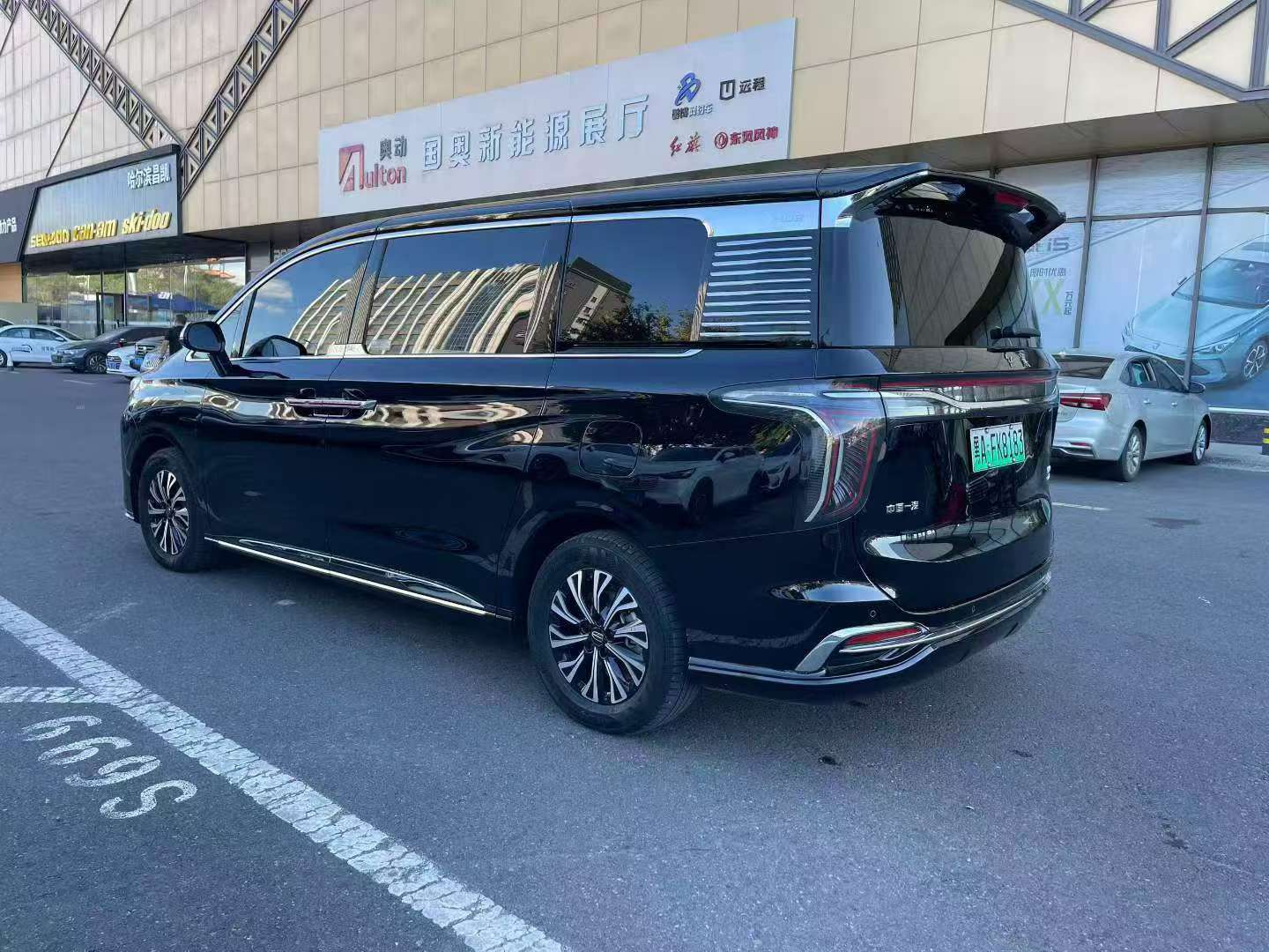 Hongqi HQ9 2025 Plug-in Hybrid 5