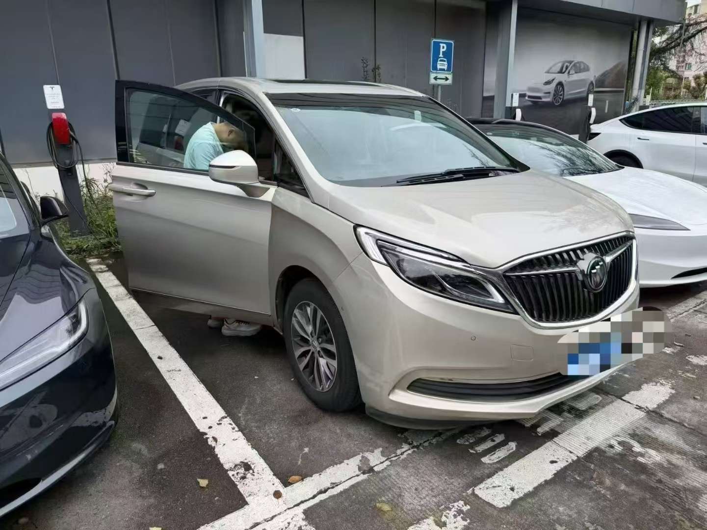 Buick GL8 Flagship Top Trim 2