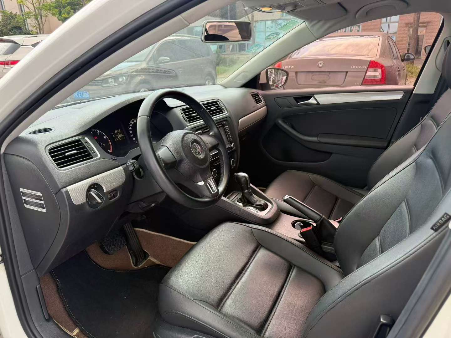 Volkswagen Sagitar 2014 Facelift 1.6L Automatic Sunroof 4