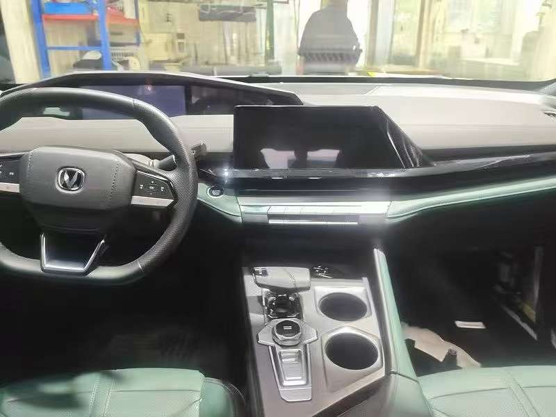 Changan UNI-V iDD 1.5 CVT 3