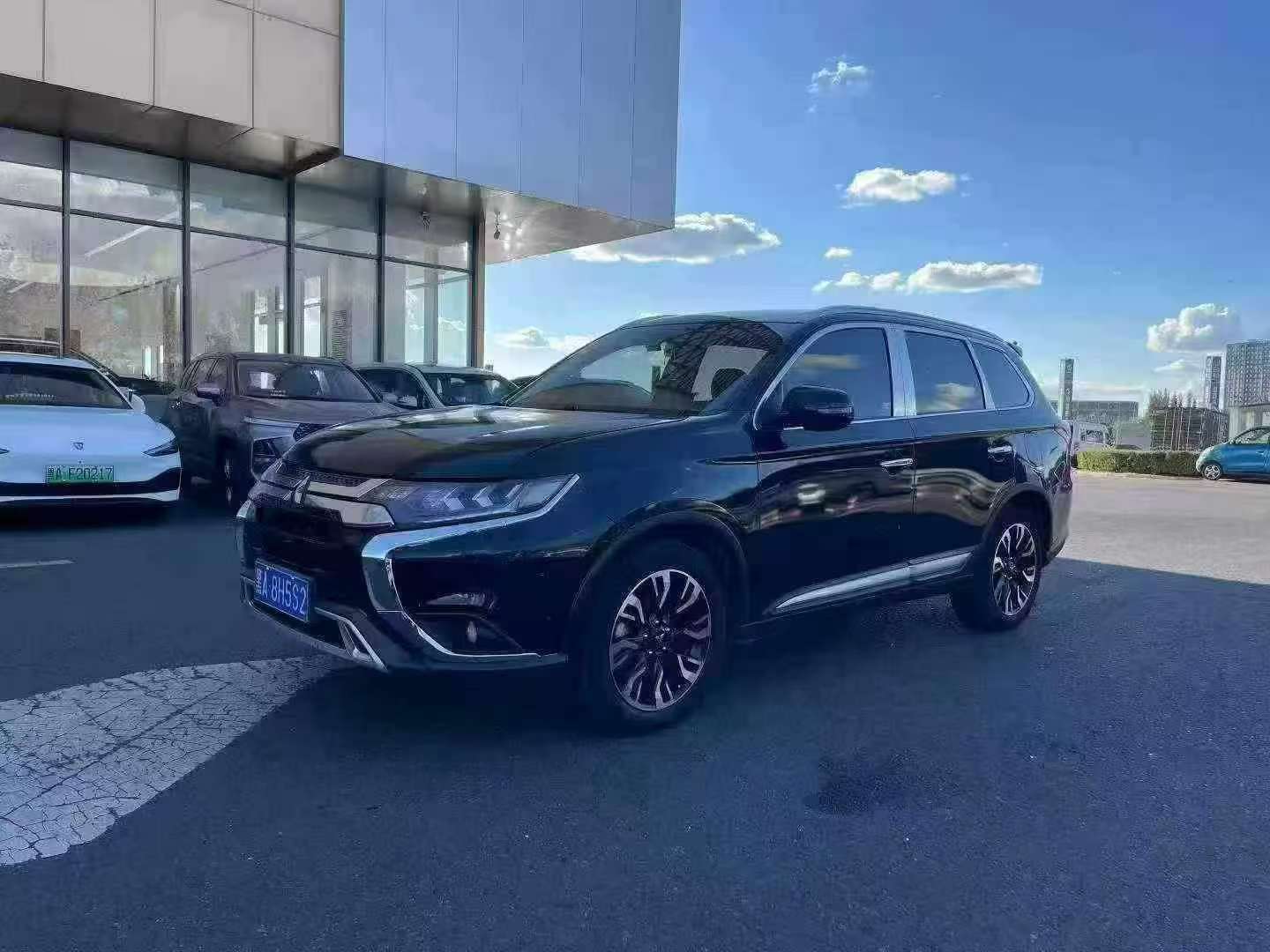 Mitsubishi Outlander 2.4 Automatic Sunroof 7-Seat AWD Top Trim 2