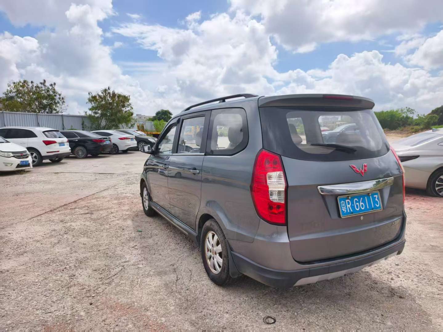 Wuling Hongguang S 1.5L Top Trim 4