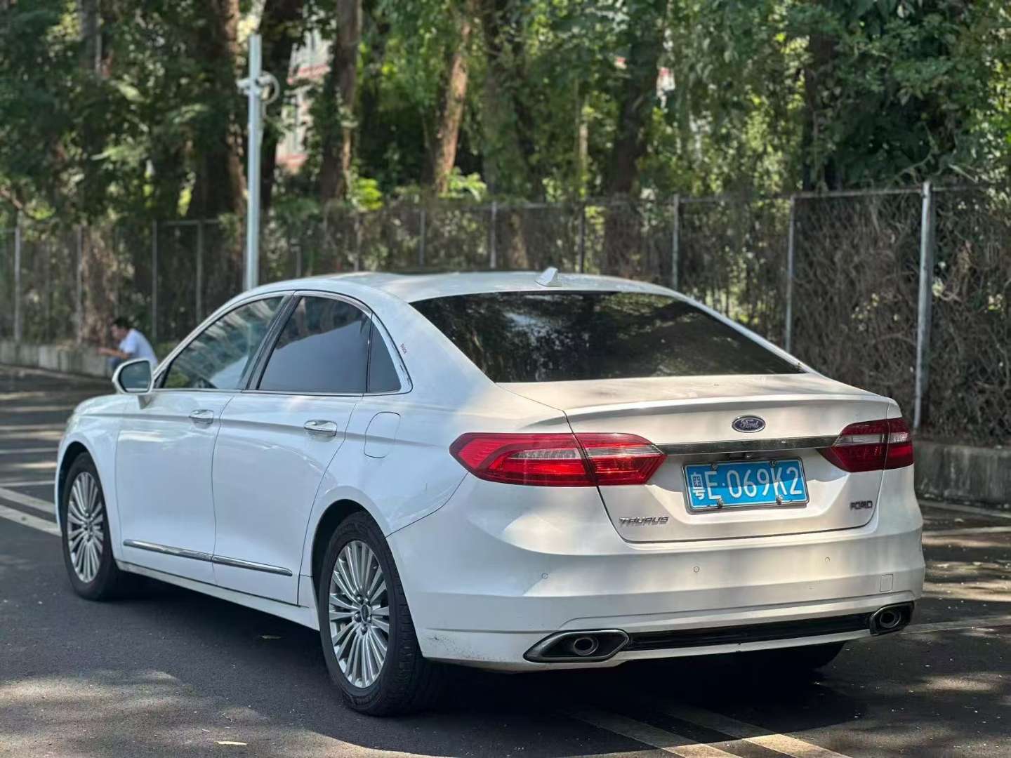 Ford Taurus 2.0T Luxury Edition 4