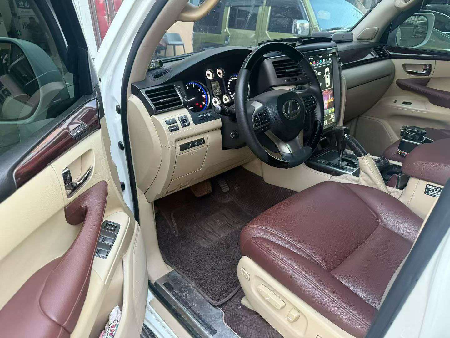 Lexus 570 2010 5.7L V8 9