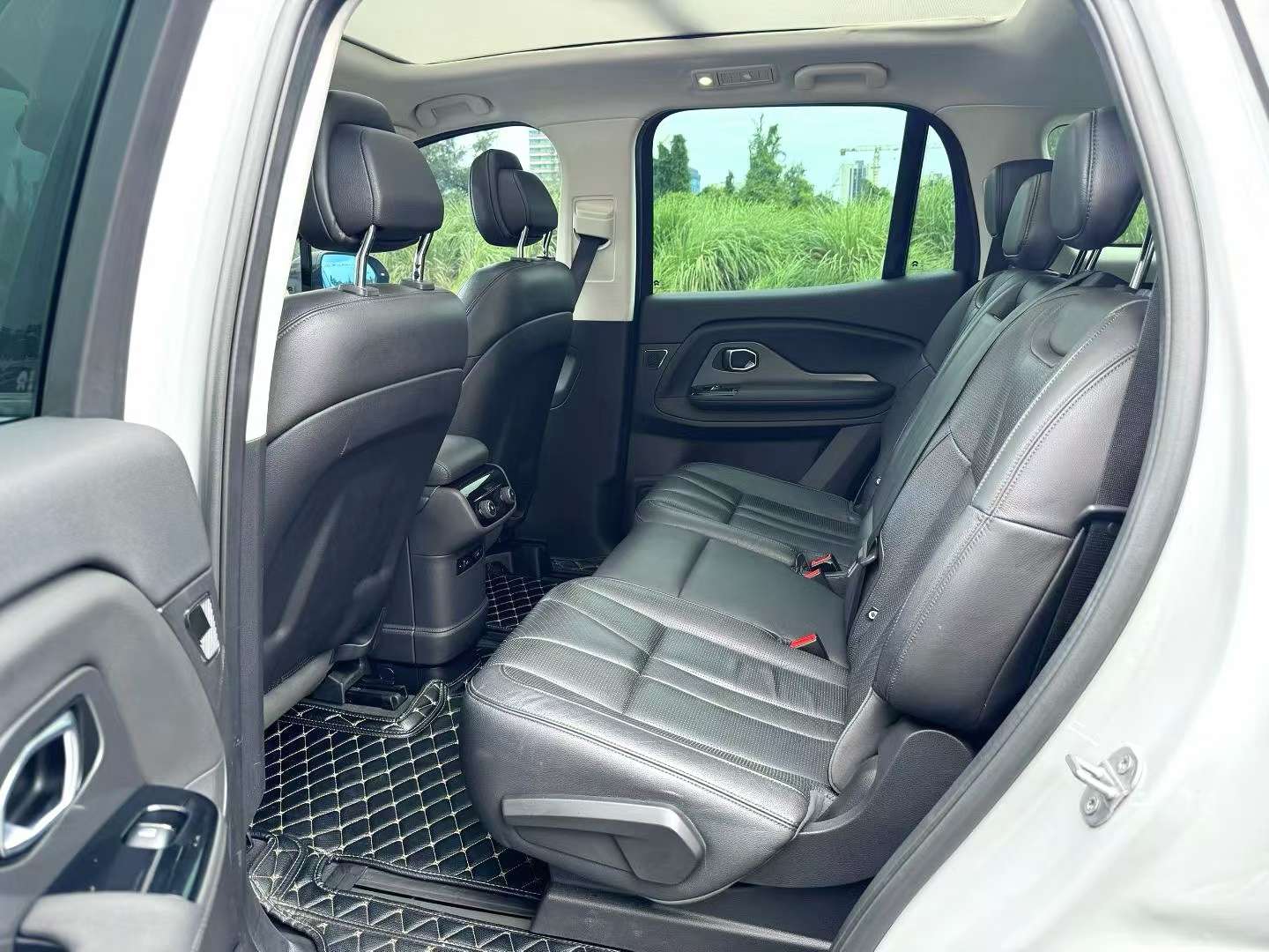 NIO ES8 Standard Edition 6 Seats 4