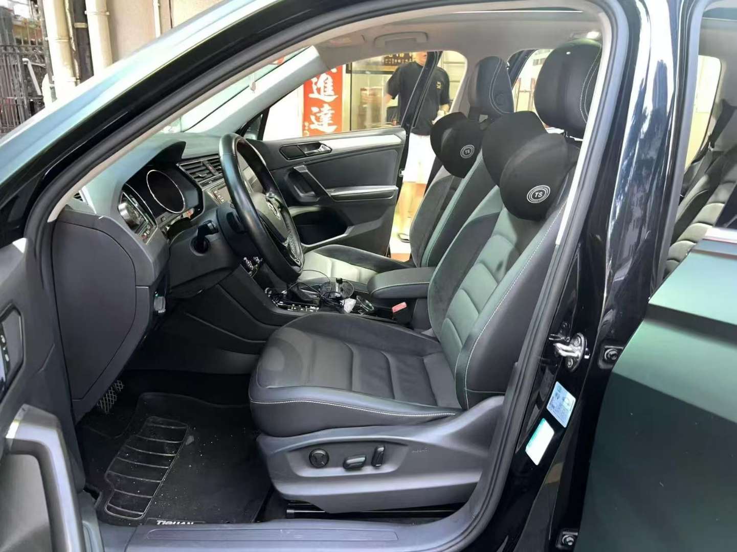 Volkswagen Tiguan L 2.0T 380 AWD Luxury 7
