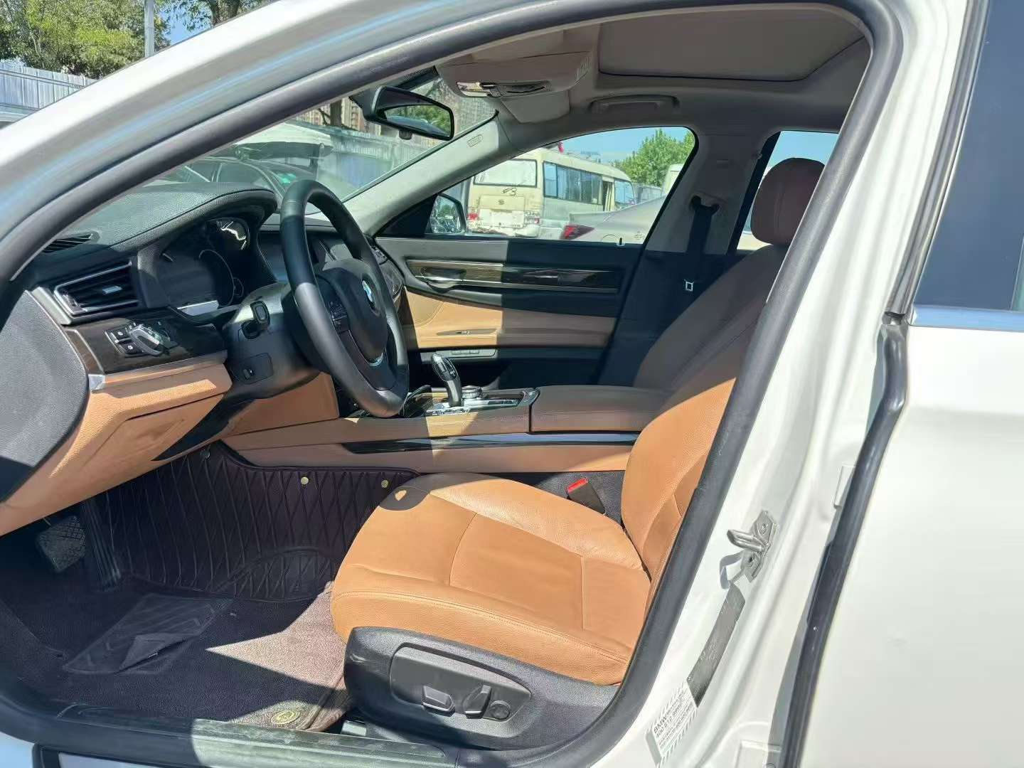 BMW 7 Series 730 Leading 3