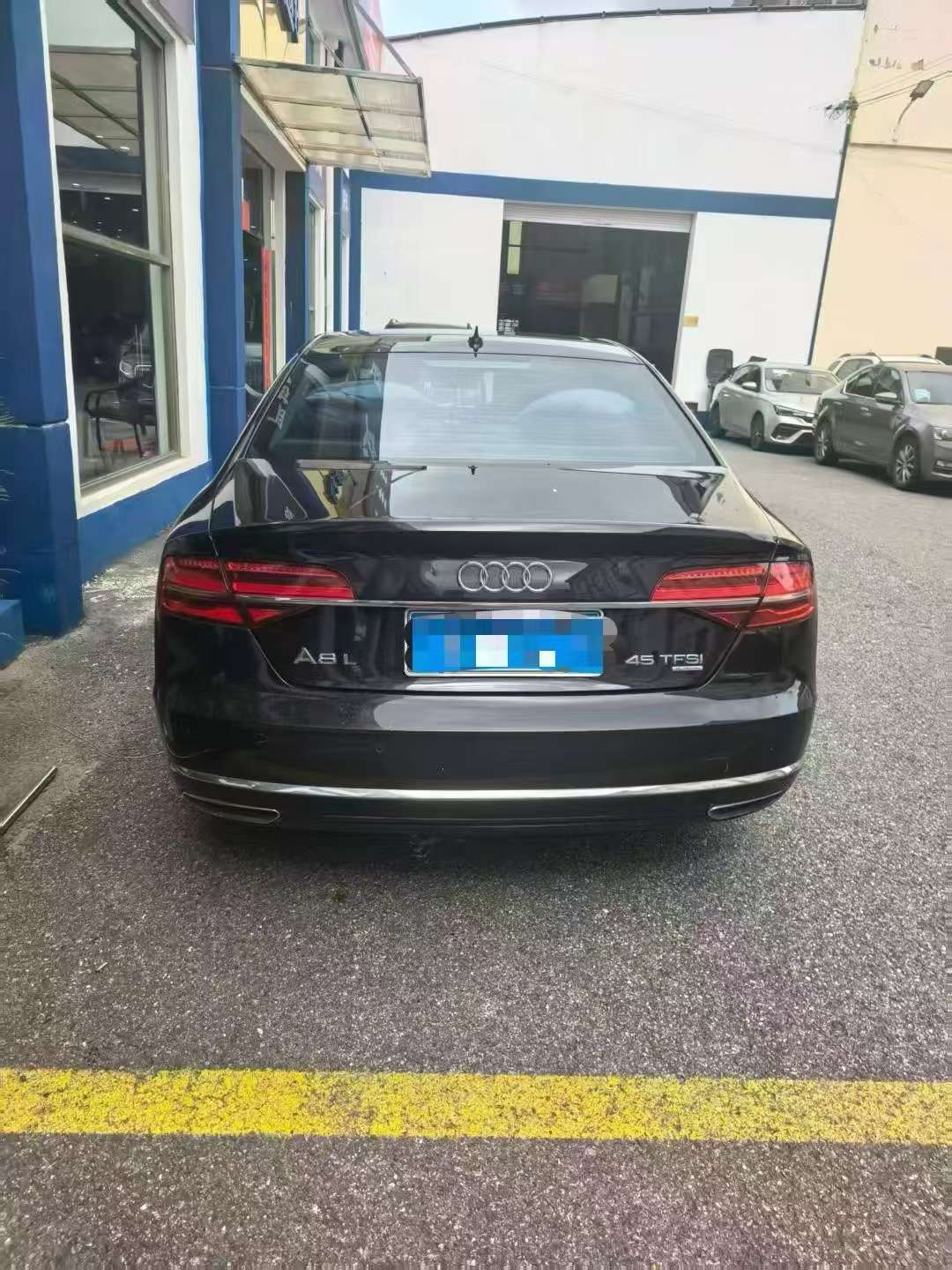 Audi A8 3.0T 4-Seat 5