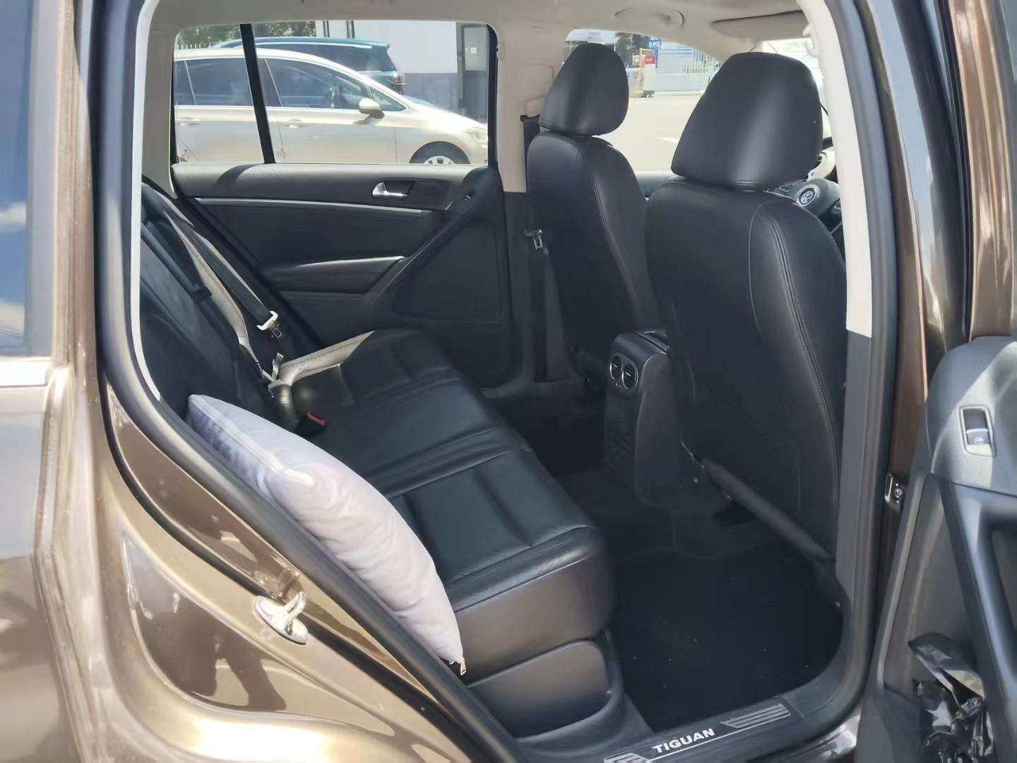 Volkswagen Tiguan 1.8T FWD Luxury Edition 6