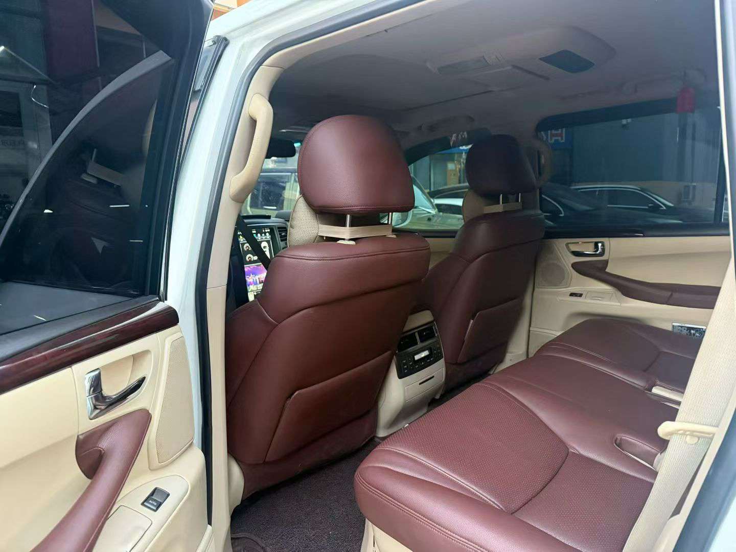 Lexus 570 2010 5.7L V8 7