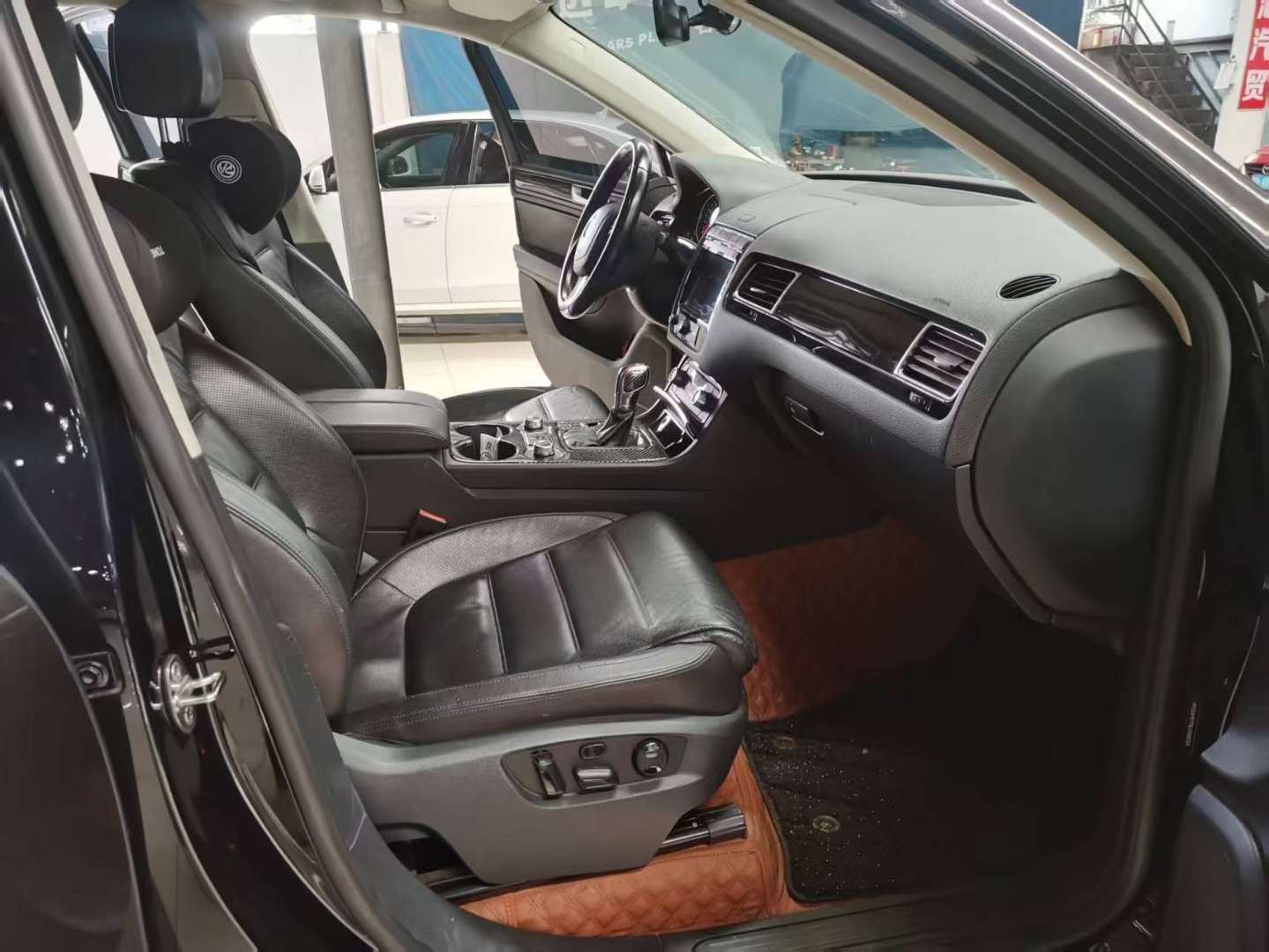 Volkswagen Touareg 3.0T High Spec with Lift Kit 5